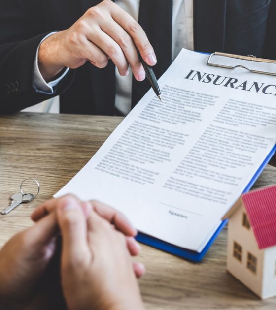 Estate,Agent,Broker,Reach,Contract,Form,To,Client,Signing,Agreement